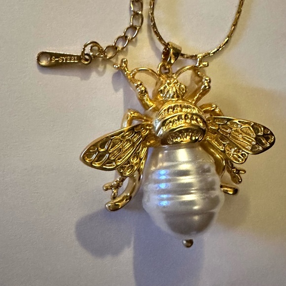 Pearl Abdomen Bee~ Striated Rippled Tomenta Bumblebee Honeybee 3D Steel Necklace - Picture 11 of 13